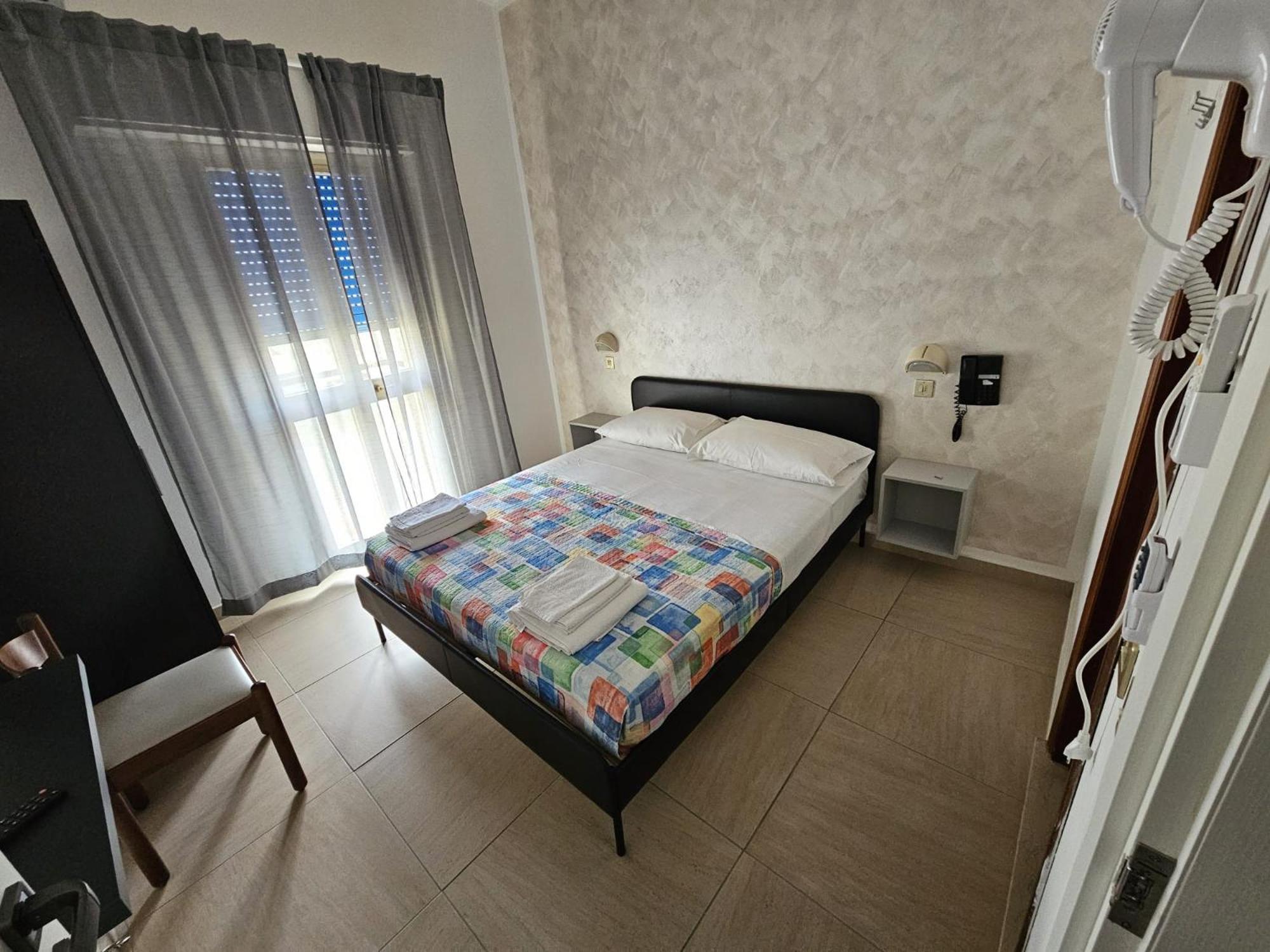 Paper Moon Hotel 2*