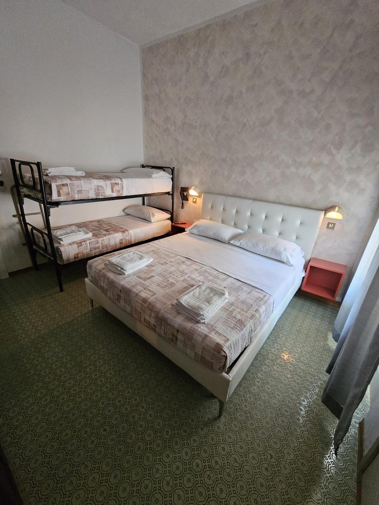 Hotel Paper Moon